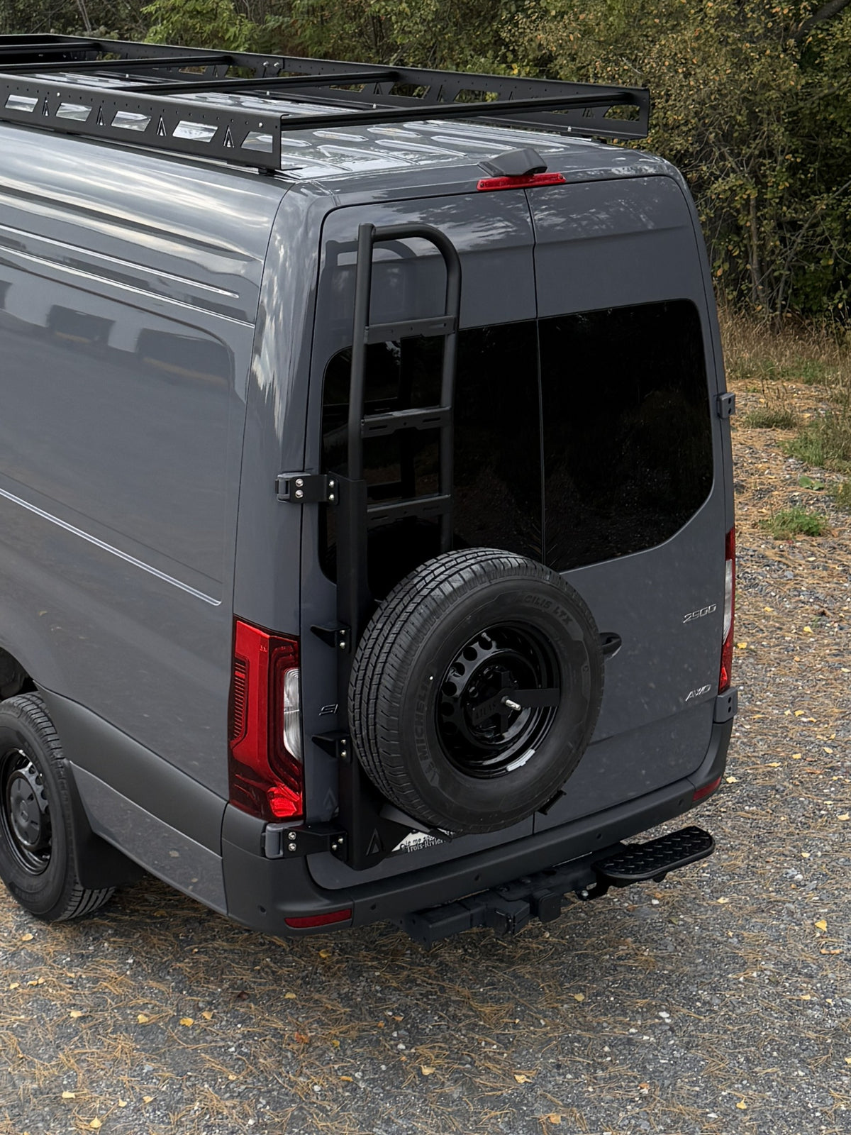 Support pneu de secours et échelle combinées - Côté conducteur